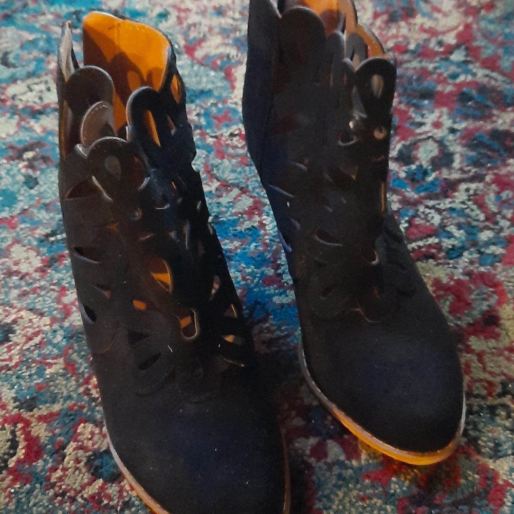 Shoes - Picture 3 of 7